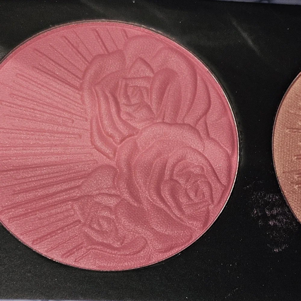 Pat McGrath Divine Blush and Glow Trio-x Bridgerton. LOVE AT FIRST BLUSH